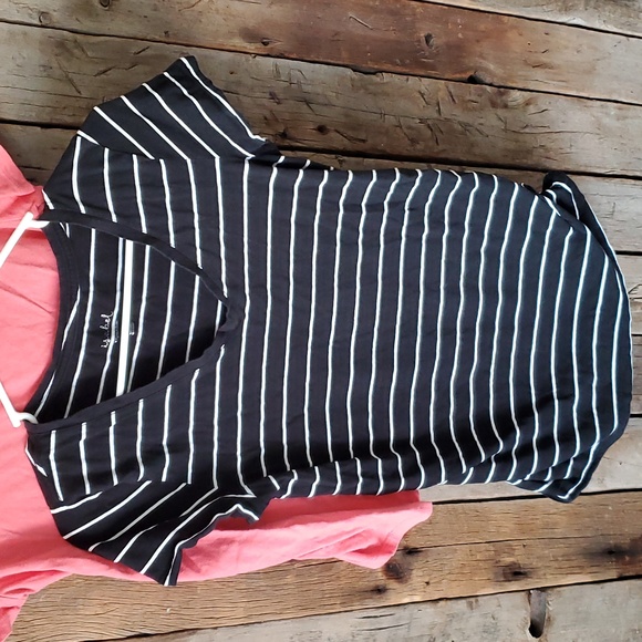 Lot of 2 Isabel Maternity V-neck Shirts - Picture 2 of 7